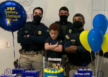 Garoto fã da PRF ganha festa de policiais em seu aniversário de 4 anos, em Picos